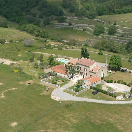 Le Mas de la Chadeniere Villeneuve-de-Berg Habitación foto