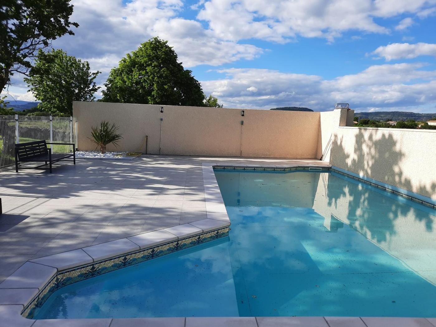 Le Mas de la Chadeniere Villeneuve-de-Berg Habitación foto