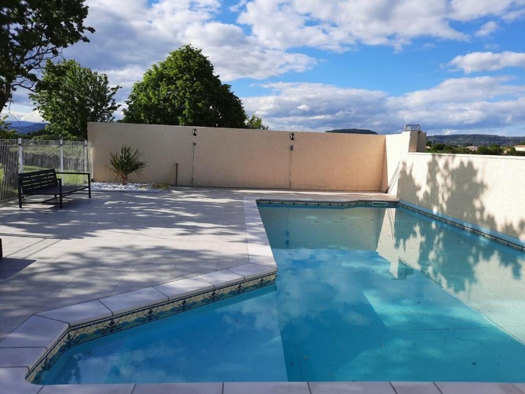 Le Mas de la Chadeniere Villeneuve-de-Berg Habitación foto